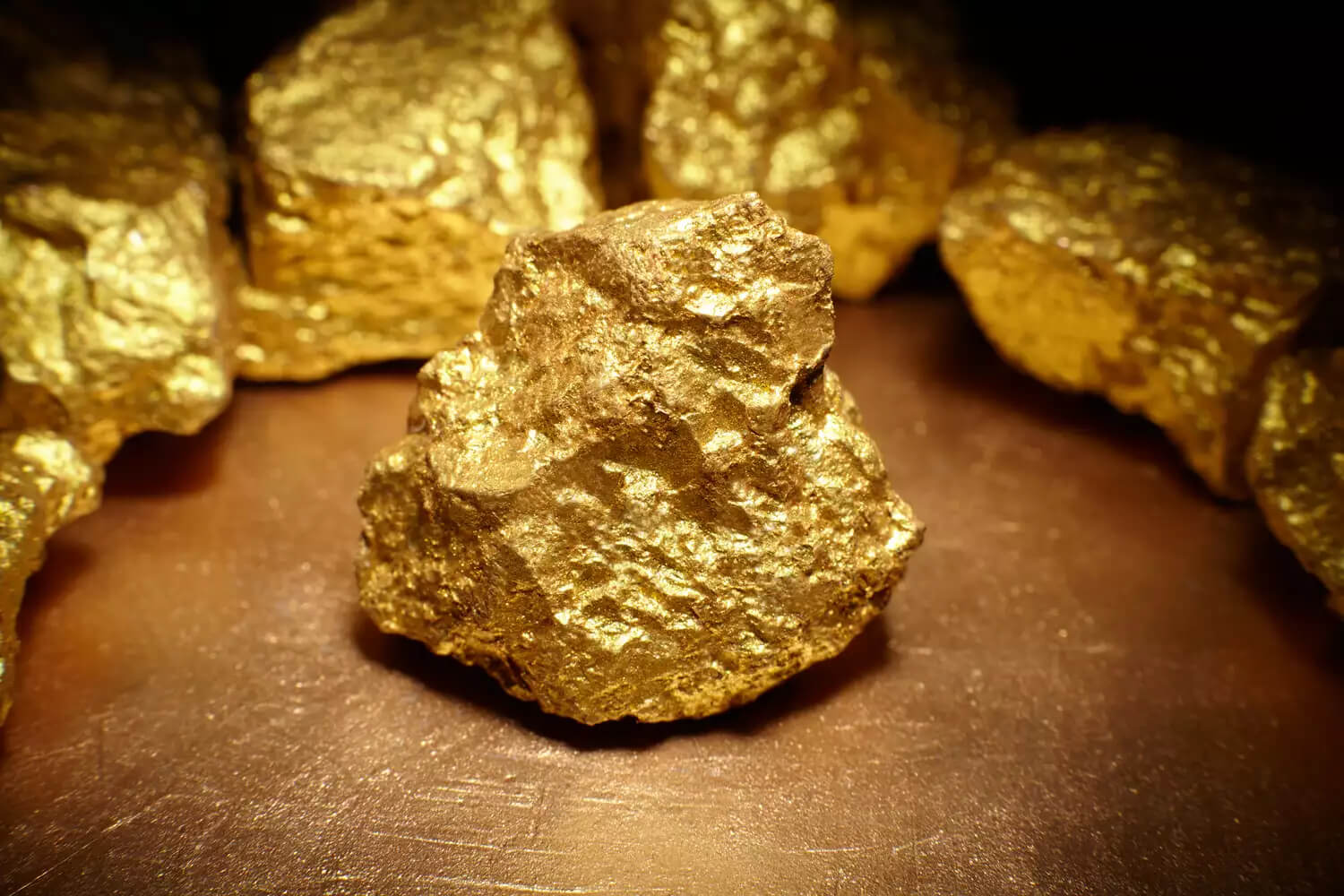 Gold Prices Fall Amid Hawkish Fed and Rising Yields