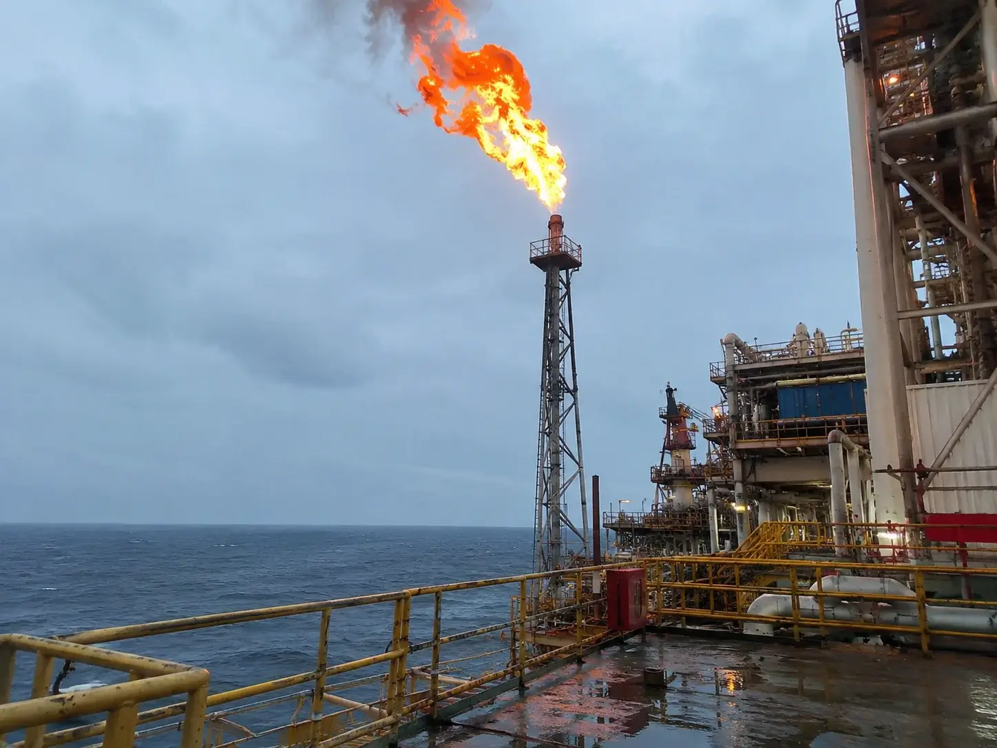 Natural Gas Recovers to $3.26 as Summer Heat and a Two-Year-High Fund Short Set Up a Squeeze — but the Supply Glut Caps It