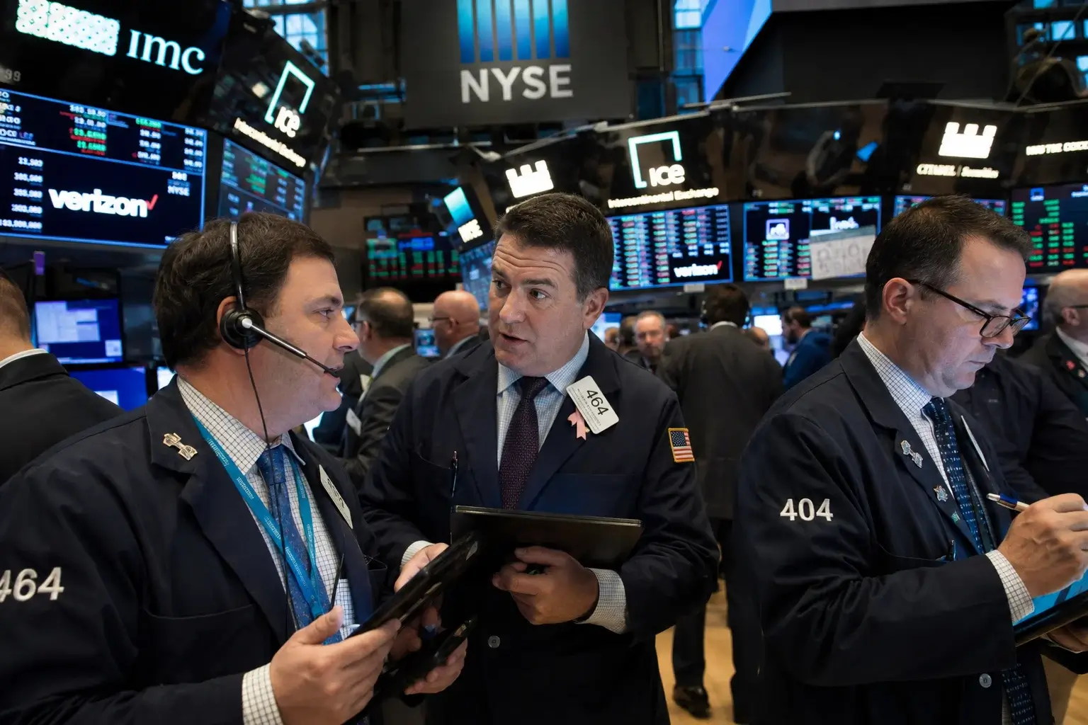 SK Hynix (SKHY) Storms the Nasdaq: Dow (DJI) Clings to 52,552, S&P 500 (SPX) Steadies at 7,543, Nasdaq (IXIC) Fades on Chip Profit-Taking