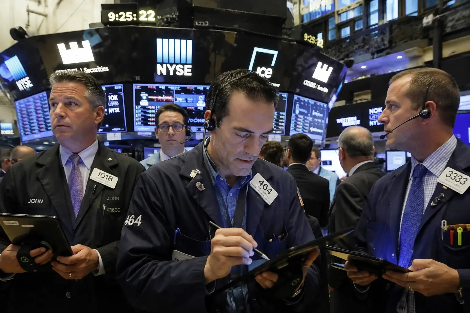 Dow (DJI) Climbs to 52,806.31 While Nasdaq (IXIC) 26,054.38 and S&P 500 (SPX) 7,559.99 Fade — TSM Sold Down 1.97% on Record $40.2B Print