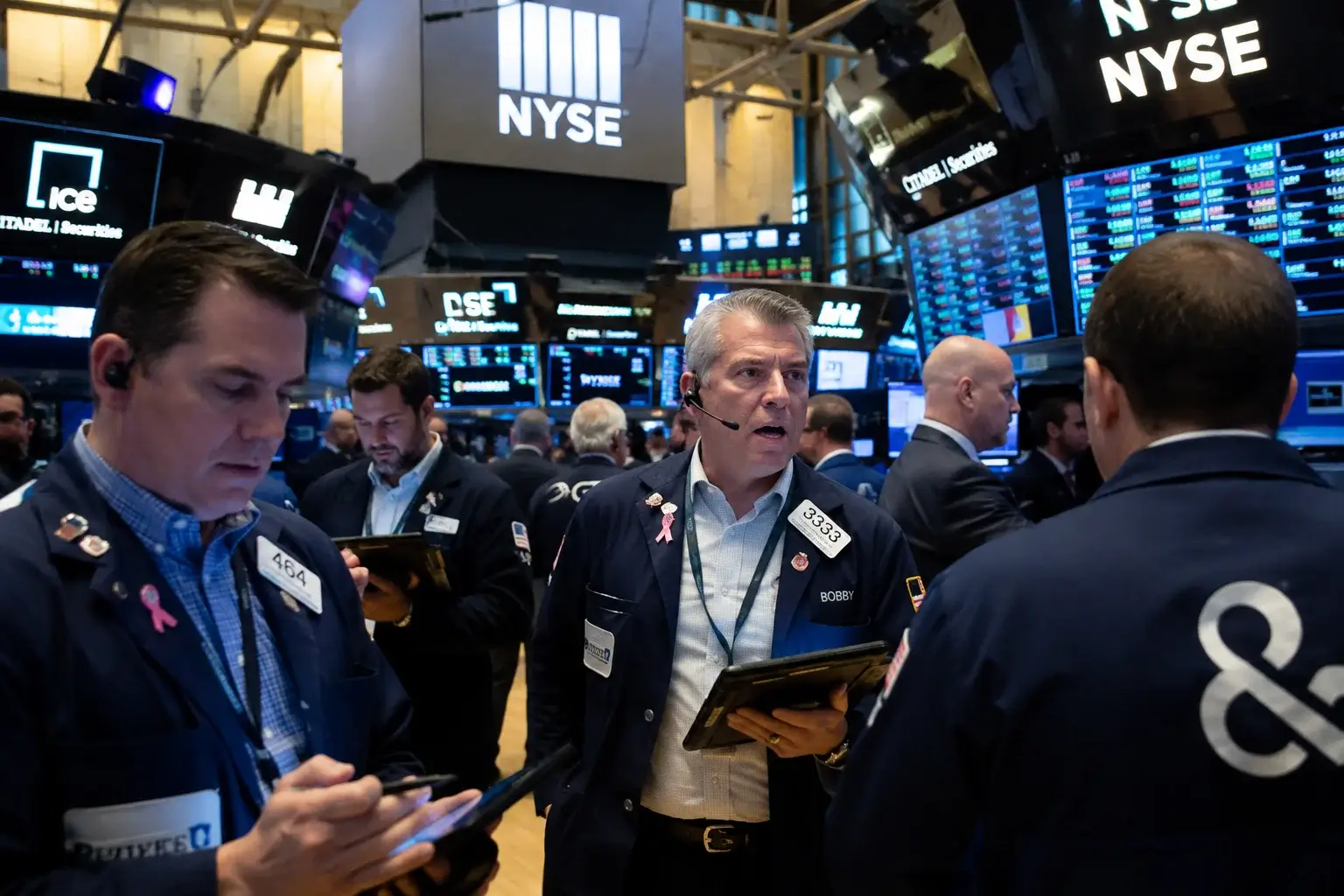 Dow (DJI) 52,552.97, S&P 500 (SPX) 7,533.77 and Nasdaq (IXIC) 25,881.95 Slide as Netflix (NFLX) Drops 10% on Soft Guidance