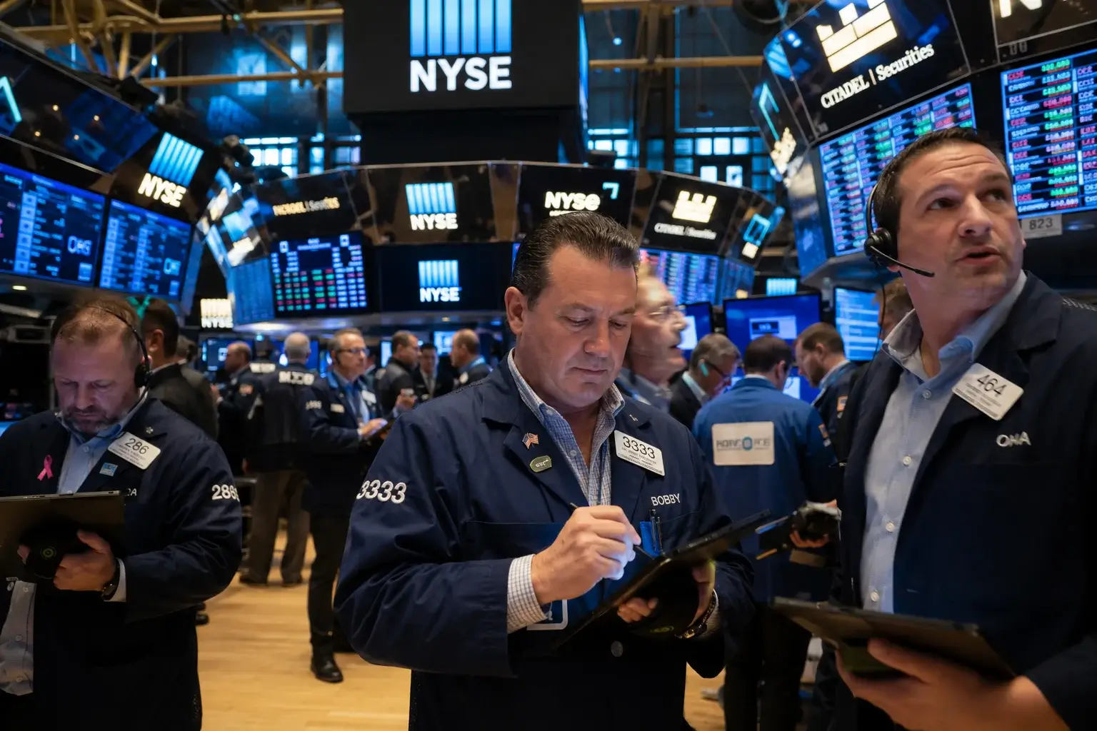 Wall Street Futures Firm — SPX +0.35%, IXIC +0.76%, DJI Steady at 52,146 — With Big Tech Earnings and Iran Strikes in the Crosshairs