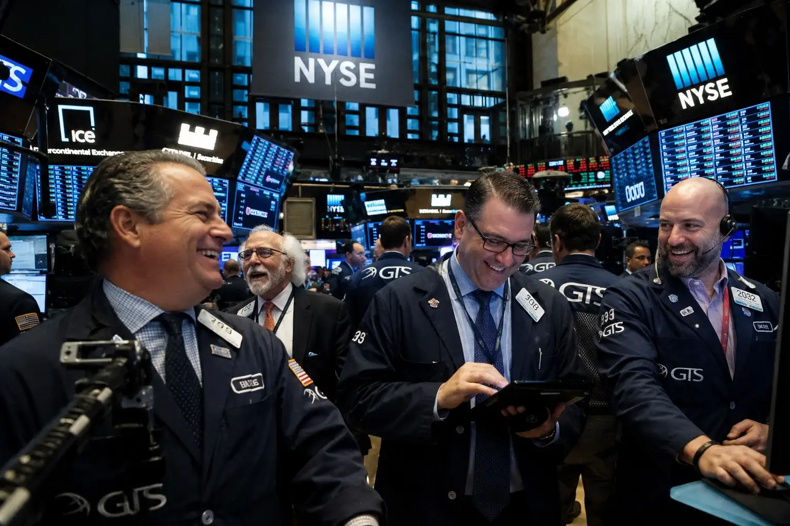 Nasdaq 24,932 Futures Slide 1% After Kospi Drops 10.84%; S&P 500 (SPX) 7,413, Dow (DJI) 52,210, Coca-Cola (KO) Lifts Full-Year Guidance