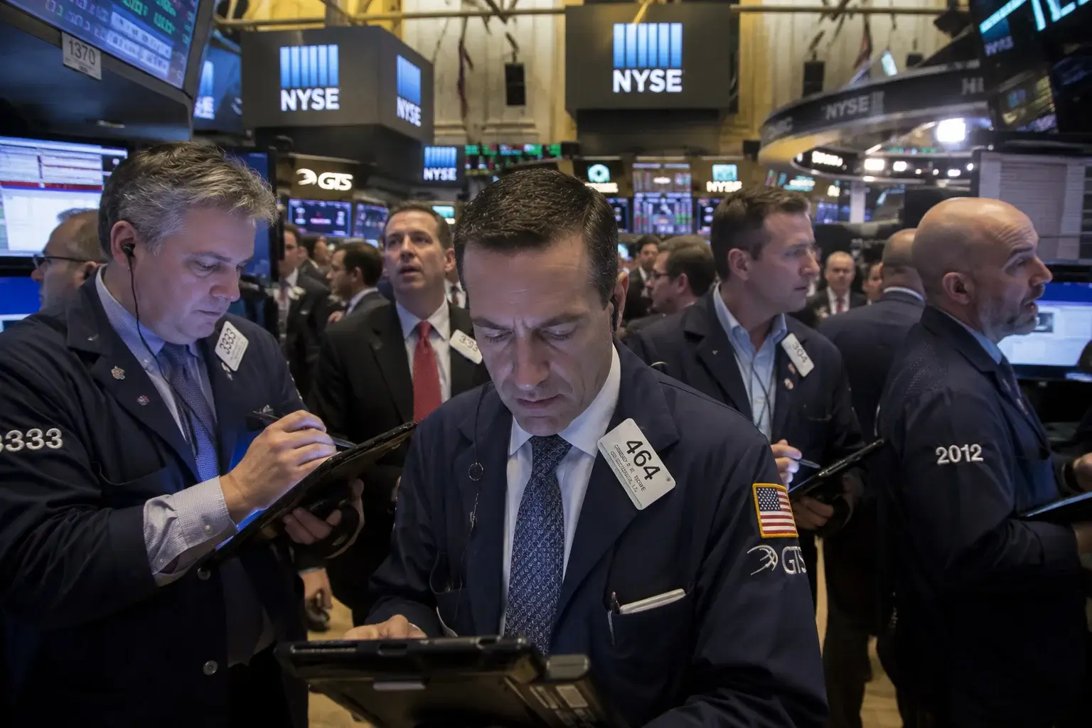 Dow 52,155, S&P 500 7,424, Nasdaq 25,115 — Yields at 4.737% Kill the Amazon Gap
